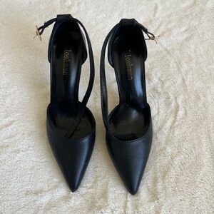 SOLD- Black Strapped Heels🖤